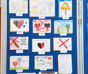 Tablica z pracami plastycznymi dzieci o tematyce antynikotynowej