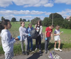 Uczniowie podczas zbierania śmieci