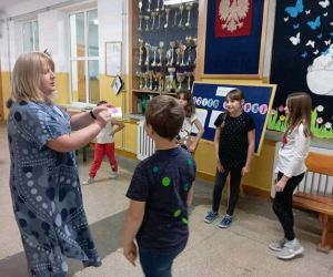 Zabawy ruchowe na korytarzu 