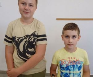 Pani dyrektor wręcza upominek najsympatyczniejszemu uczniowi z klasy VII