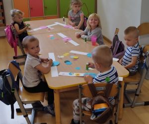 Wykonanie opasek przez 3-latki z okazji Dnia Kropki