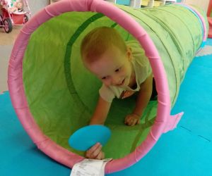 Chłopiec przechodzi przez tunel w poszukiwaniu kropek