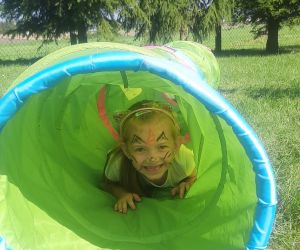 Dziewczynka w tunelu