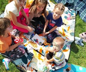 Dzieci odpoczywają na kocu