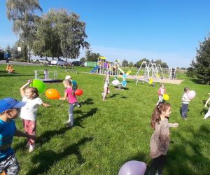 Dzieci tańczą z balonami