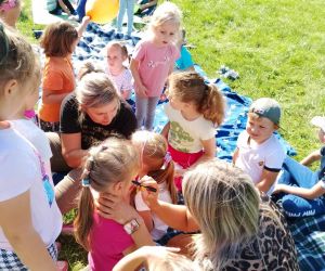 Nauczycielka maluje twarze dzieciom