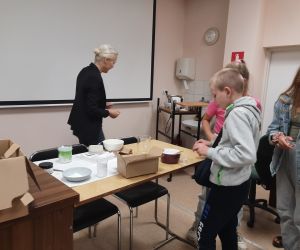 Uczniowie nakładają do pojemniczków przygotowany naturalny dezodorant