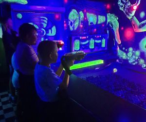 Uczniowie podczas zabawy na laserowej strzelnicy