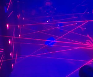 Uczniowie podczas zabawy w laserowym labiryncie 