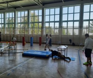 Uczniowie klas 4-8 pokonują tor przeszkód