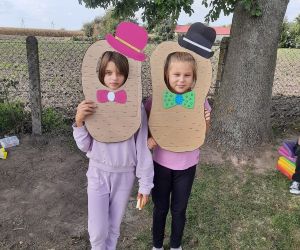 Uczennice pozują w ziemniaczanej foto ramce