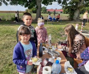 Uczniowie jedzą pieczone ziemniaki