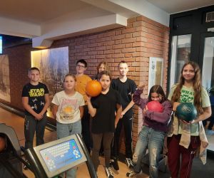 Uczniowie w kręgielni