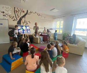 uczniowie czytający