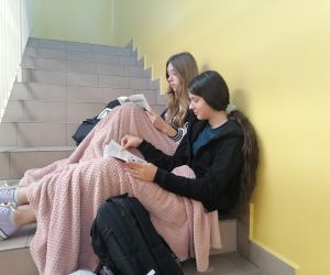 Uczennice siedzą i czytają książkę