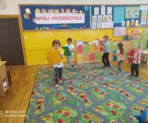 dzieci chodzą rytmicznie po dywanie