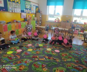 dzieci wspólnie z nauczycielką prezentują kolorowe koła