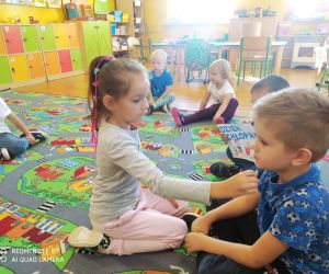 dziewczynka symbolicznie pomaga chłopcu golić brodę