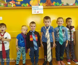 chłopcy uśmiechają się do zdjęcia