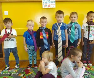 grupa dzieci uśmiecha się do zdjęcia