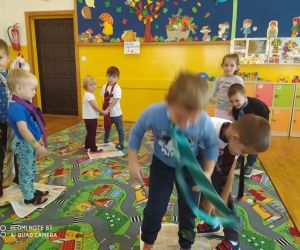 dzieci tańczą na gazetach