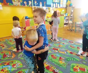 dzieci tańczą w parach