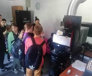 Uczniowie znajdują się w projekcyjnej sali kinowej