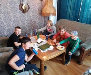 Kilkoro uczniów siedzi przy stoliku w restauracji