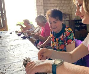 uczestniczki warsztatów robią coś z suszonych gałązek lawendy