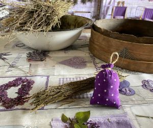 Miska, sito, smużka oraz woreczek zapachowy z lawendą w środku, wszystkie elementy leżą na stole