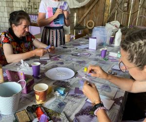 Na stole leży wiele elementów fioletowych, wszystkie elementy są potrzebne do wykonania pracy plastycznej