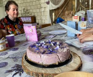 Na stole stoi sernik w kolorze fioletowym.