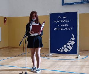 Przewodnicząca Samorządu Uczniowskiego przy mikrofonie składa życzenia nauczycielom