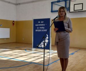 Pani Dyrektor szkoły przemawia przy mikrofonie