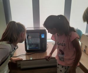 Uczennice przyglądają się wydrukowi