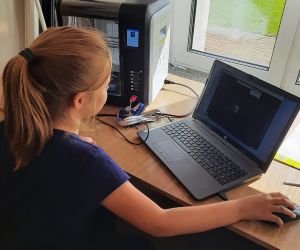 Uczennica przygotowuje wydruk