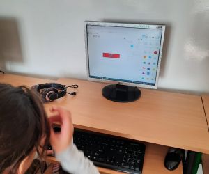 Uczennica projektuje w Tinkercadzie