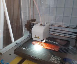 Drukarka podczas wydruku breloka