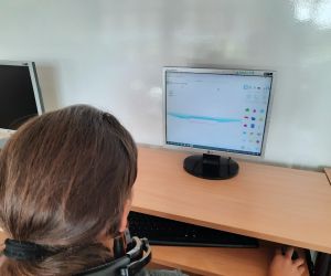 Uczennica podczas pracy z programem Tinkercad