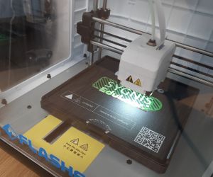 Drukarka podczas wydruku breloka