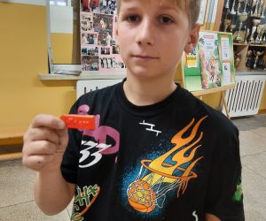 Uczeń z wydrukowanym brelokiem