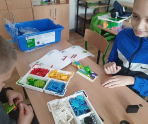 Uczniowie budują konstrukcje z klocków