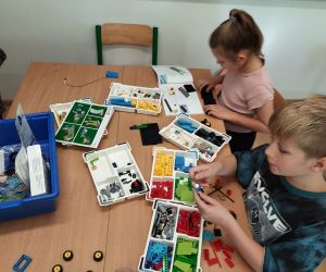 Uczniowie podczas budowania konstrukcji z klocków