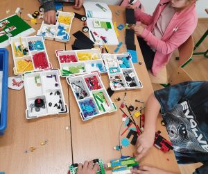 Uczniowie budują z klocków Lego