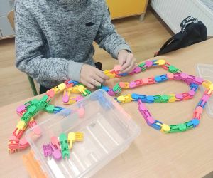 Uczeń buduje konstrukcje z klocków