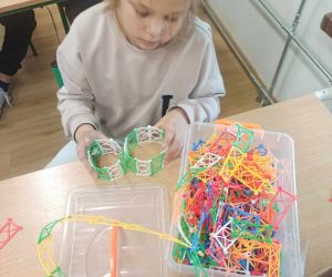 Uczennica buduje z klocków formy przestrzenne