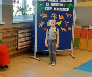 Chłopiec przebrany za ślimaka