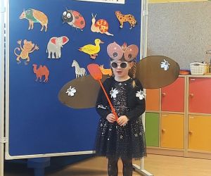 Dziewczynka przebrana za muchę