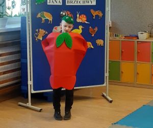 Chłopiec przebrany za jabłko