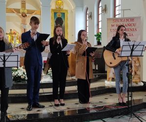 Absolwenci przedstawiający montaż słowno-muzyczny